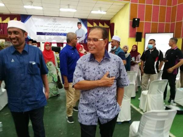 Wan Rosdy diiringi Exco Hal Ehwal Agama Islam, Pelajaran dan Kesihatan Pahang, Datuk Seri Syed Ibrahim Syed Ahmad hadir di Dewan Semai Bakti Felda Chini Timur 3, di sini hari ini.