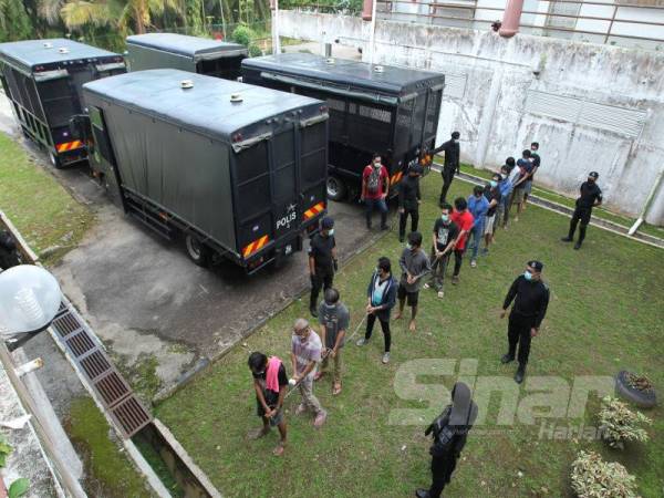 Sebahagian daripada 51 tertuduh yang didakwa di Mahkamah Sesyen Kota Tinggi hari ini kerana terlibat kumpulan jenayah terancang yang mendalangi sindiket penyeludupan migran.