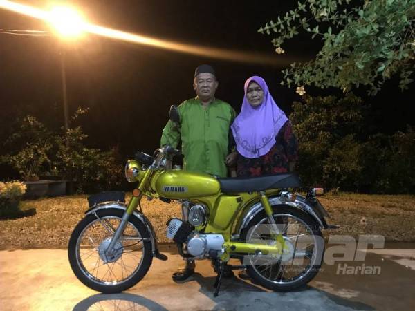 Yahaya (kiri) dan isterinya, Mahani Sailan, 63, bersama motosikal Yamaha YB100 berusia 46 tahun. 