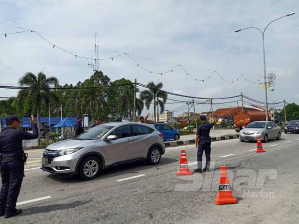 Operasi bermula 9.30 pagi hingga jam 3 petang itu turut membabitkan penugasan sekatan jalan raya. 