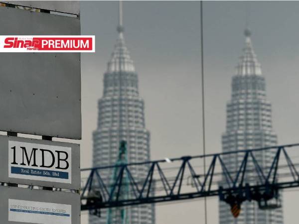 Gambar fail menunjukkan poster syarikat 1MDB di sebuah papan tanda di Kuala Lumpur. - Foto AFP