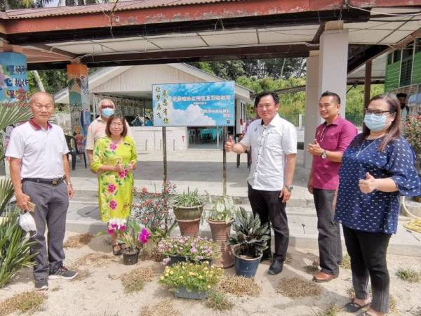 Paul Yong (tiga dari kanan) meninjau Projek Pembangunan Infrastruktur di SJKC Siputeh, hari ini.