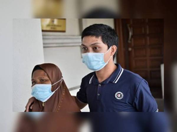 Sahril hadir di Mahkamah Sesyen Kuala Lumpur hari ini bersama ibu bapanya.