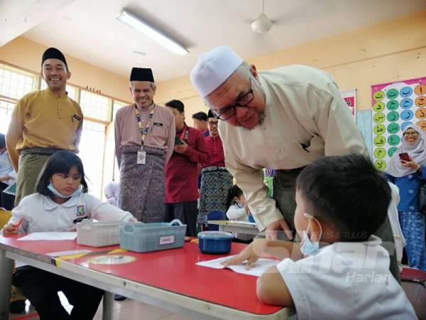 Razman ketika meninjau sesi pembelajaran prasekolah di Sekolah Kebangsaan (SK) Simpang Pulai hari ini. 