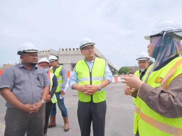 Ahmad Amzad (tengah) ketika melakukan lawatan ke tapak projek KT-ByPass di Jalan Tok Molor, Tok Adis Kuala Ibai, Kuala Terengganu. Foto: UPDI.