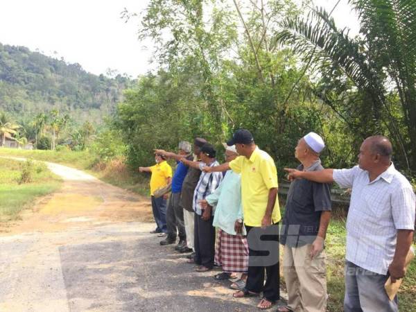 Sebahagian penduduk menunjukkan jalan yang sudah diturap sejak 2017 tetapi belum disiapkan sepenuhnya.