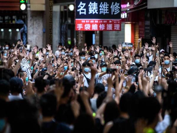 Kumpulan penunjuk perasaan prodemokrasi melaungkan slogan membantah undang-undang keselamatan baharu diluluskan China pada Selasa lalu. - Foto AFP