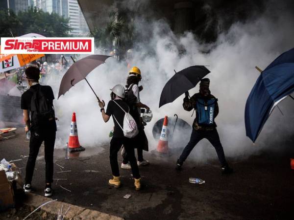 Kebanyakan penunjuk perasaan di Hong Kong terdiri daripada orang muda yang membantah campur tangan China. - Foto AFP 