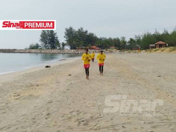 Pasukan penyelamat melakukan senaman memanaskan badan sebelum bertugas jam 8.30 pagi.