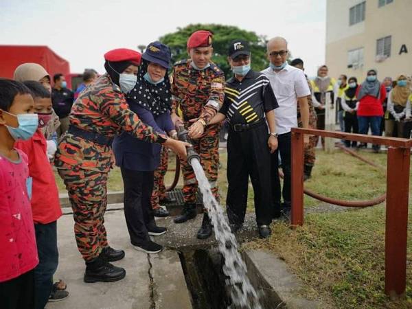 Nolee Ashilin (dua dari kiri) menyertai program gotong -royong bersama agensi kerajaan lain di Flat Conolly hari ini.