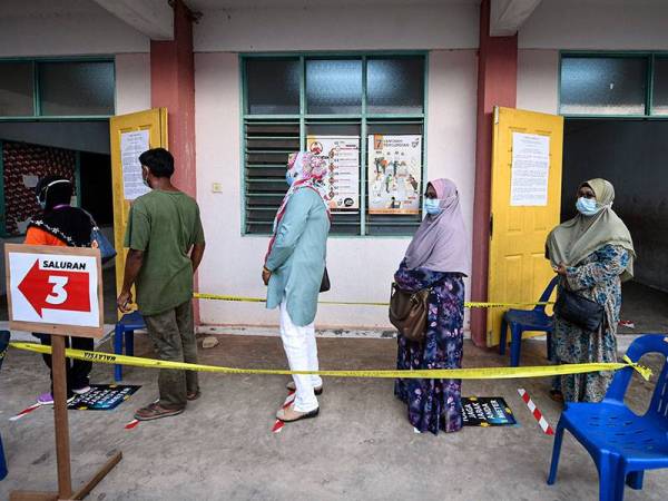 Para pengundi kelihatan mematuhi penjarakan sosial yang telah ditetapkan ketika proses mengundi di Kelas Al-Quran dan Fardu Ain (KAFA) Felda Chini 3 hari ini. - Foto Bernama