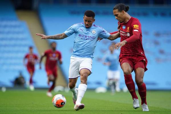 Jesus (kiri) cuba melepaskan diri daripada kawalan tonggak Liverpool, Virgil van Dijk (kanan) di Stadium Etihad.