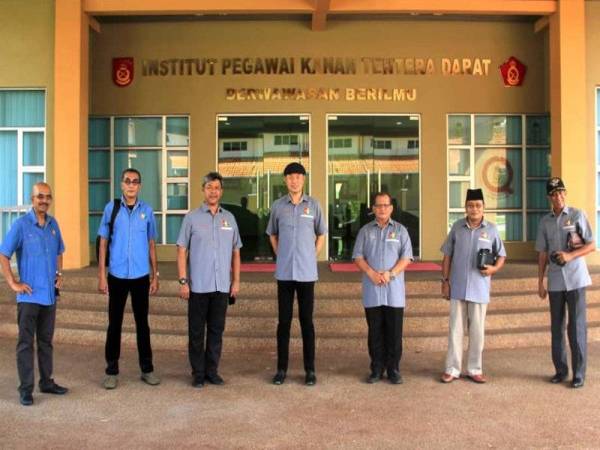 Tengku Kamarulzaman (tengah) bersama bekas pegawai kadet TJP 39 (39ers) sempena program reunion di Institut Pegawai Kanan Tentera Darat, Port Dickson hari ini.