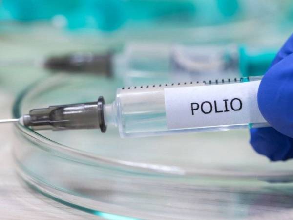 Ibu bapa perlu memastikan anak-anak mereka mendapat vaksin polio secara suntikan mengikut jadual yang ditetapkan pada umur 2, 3, 5 dan 18 bulan. - Foto 123RF