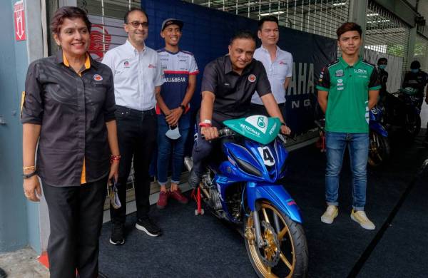 Reezal Merican cuba menunggang motorsikal milik Hafizh Syahrin ketika membuat tinjauan persiapan Litar Antarabangsa Sepang (SIC), semalam. - Foto Bernama