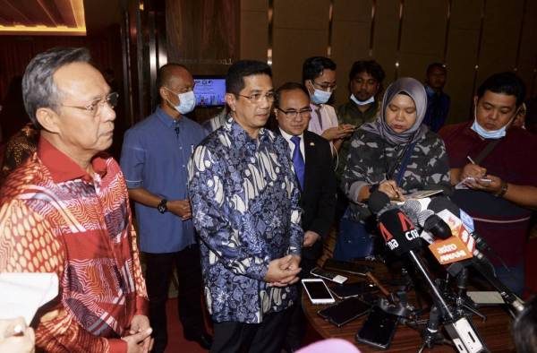 Mohamed Azmin bersama Hasni (kiri) ditemui wakil media selepas mengadakan perbincangan dalam Sesi Industry Roundtable, hari ini. - Foto Bernama
