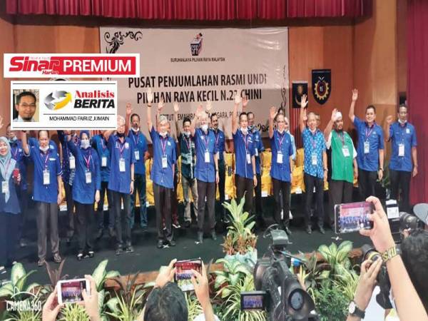 Calon Barisan Nasional (BN), Mohd Shahrim (empat dari kanan) menyambut kemenangannya pada PRK DUN Chini bersama pimpinan tertinggi BN dan Pas selepas berjaya memperoleh 13,872 undi malam tadi. 