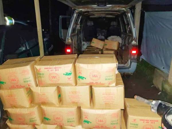 PGA Batalion 7 Kuantan merampas 833 paket minyak masak bersubsidi bernilai RM2,082.50 yang cuba diseludup secara haram ke Thailand dalam serbuan di Kampung Lubok Stol.