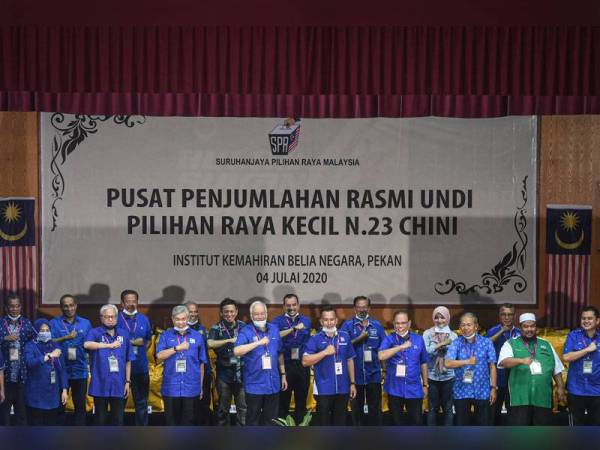 Calon Barisan Nasional, Mohd Sharim Md Zain meraikan kemenangan pada Pilihan Raya Kecil (PRK) Dewan Undangan Negeri (DUN) N23 Chini bersama kepimpinan Barisan Nasional di pusat penjumlahan rasmi undi pilihan raya Chini, Institut Kemahiran Belia Negara (IKBN) Pekan malam tadi.  - Foto bernama