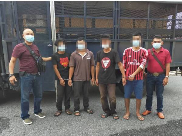 Suspek (tengah) bersama rakannya (dua dari kiri) dibawa ke Mahkamah Majistret Marang untuk mendapat perintah tahanan reman. - Foto ihsan IPD Hulu Terengganu