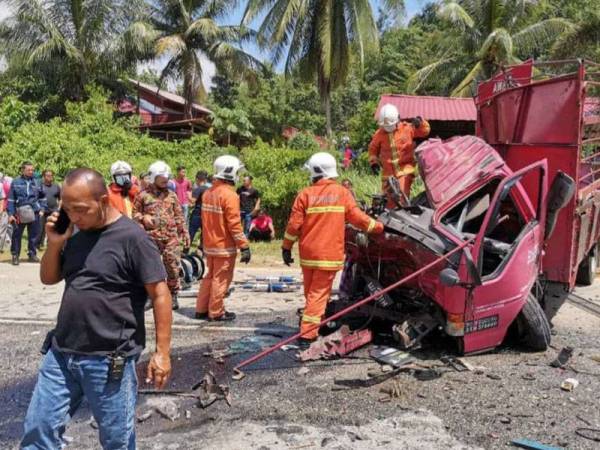 Bomba menggunakan peralatan khas bagi mengeluarkan mangsa yang tersepit. - Foto JBPM Kedah