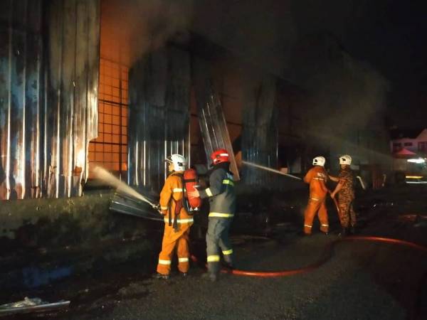 Anggota bomba bertungkus-lumus mengawal kebakaran melibatkan sebuah kedai perabot di Jalan Beserah di sini tengah malam tadi. 