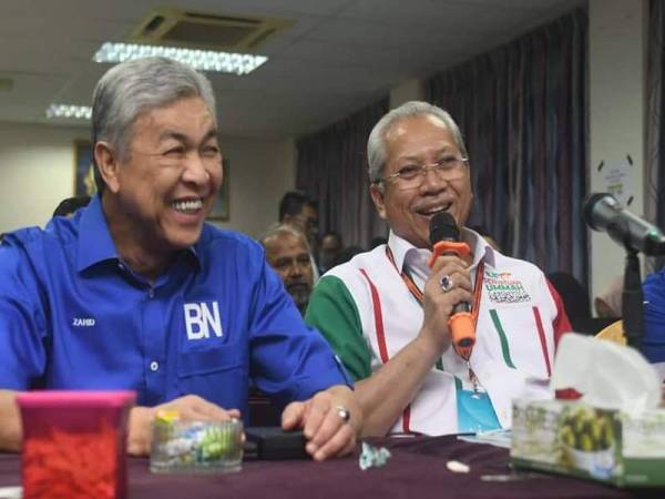 Annuar bersama Presiden UMNO, Datuk Seri Dr Ahmad Zahid Hamidi ketika berkempen PRK DUN Chini.