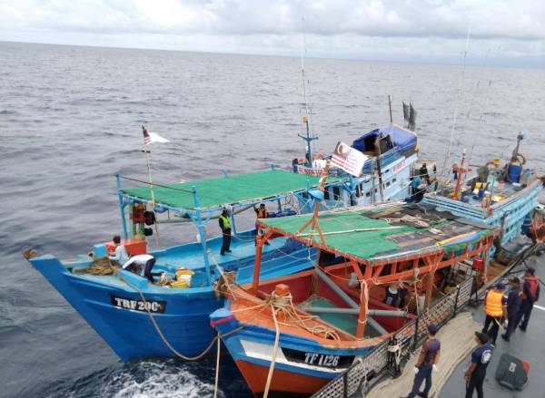 Dua daripada empat bot nelayan Vietnam yang ditahan selepas didapati menyamar sebagai bot nelayan tempatan di Perairan negara, semalam.