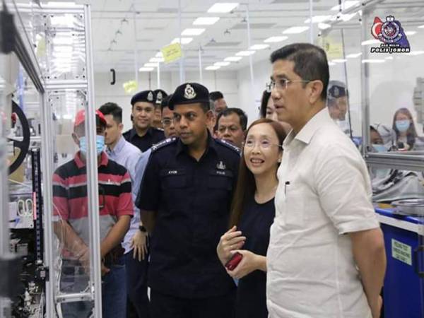 Mohamed Azmin (kanan) diiringi Ketua Polis Johor, Datuk Ayub Khan Mydin Pitchay melawat kilang Daiichi Seiko Sdn Bhd di Iskandar Puteri, Johor, hari ini. 