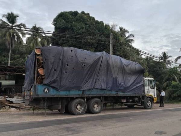 Pemeriksaan terhadap sebuah lori dalam Ops Perdagangan yang dilakukan pihak JSPT Johor di seluruh negeri.