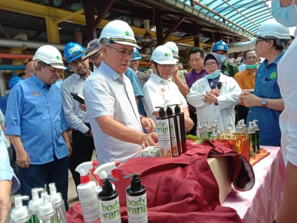 Ronald (depan kiri) melihat produk yang dihasilkan di MARDI Kuala Linggi, Melaka semalam.