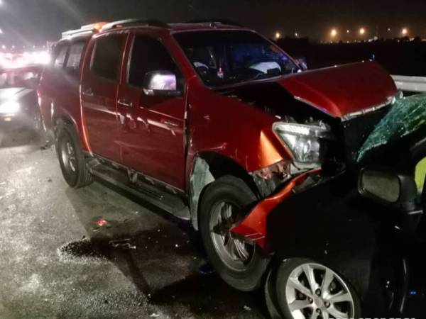 Isuzu D'Max yang hilang kawalan hingga termasuk ke laluan bertentangan lalu bertembung dengan Perodua Alza.