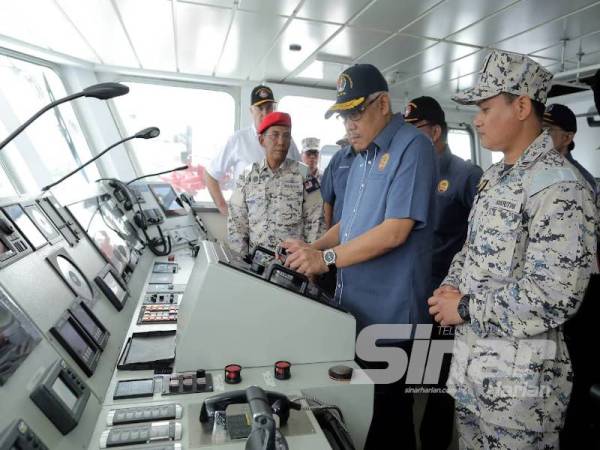 Hamzah (dua dari kanan) memantau kapal KM Kota Kinabalu dan KM Tok Bali selepas majlis penyerahan, hari ini. - Foto Sinar Harian ASRIL ASWANDI SHUKOR