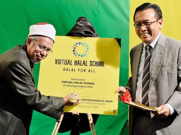 Dr Zulkifli (tiga dari kiri) ketika melancarkan Virtual Halal School di Menara Arina-UNITI di sini hari ini. - Foto Bernama