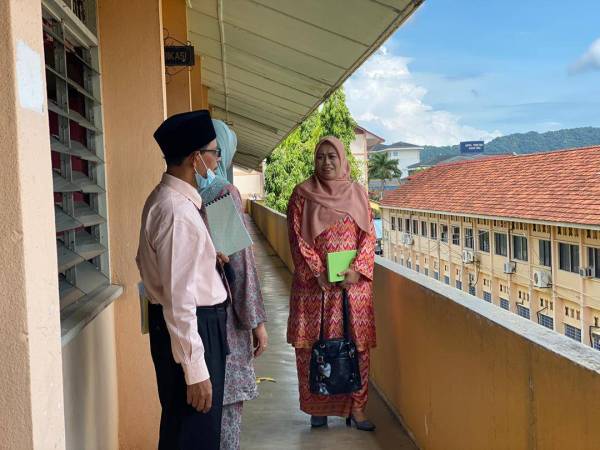 Roziena (kanan) melakukan tinjauan di SMK Derma dekat sini kelmarin.