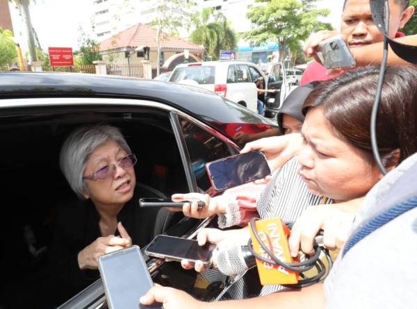 Chong Eng sempat ditemubual media selepas selesai memberi keterangan kepada SPRM tadi.