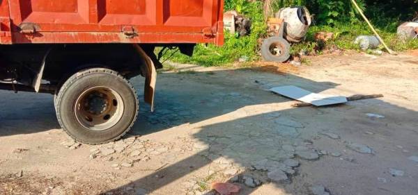 Lori dipandu lelaki terbabit yang menggilis seorang kanak-kanak lelaki berusia dua di Pasir Mas pagi tadi. Foto: IHSAN PEMBACA