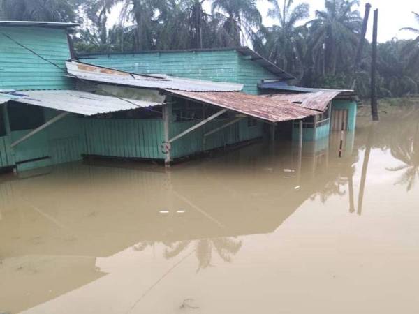 Keadaan sebuah rumah dinaiki banjir di Kampung Seri Sentosa di sini hari ini.