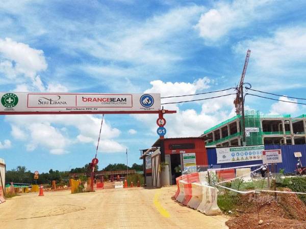 Tapak projek Hospital Pendang yang dalam pembinaan di Kampung Banggol Pauh hari ini.