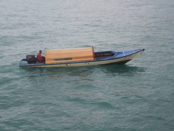 Teksi air dari Indonesia ditahan di perairan Johor Timur petang semalam.