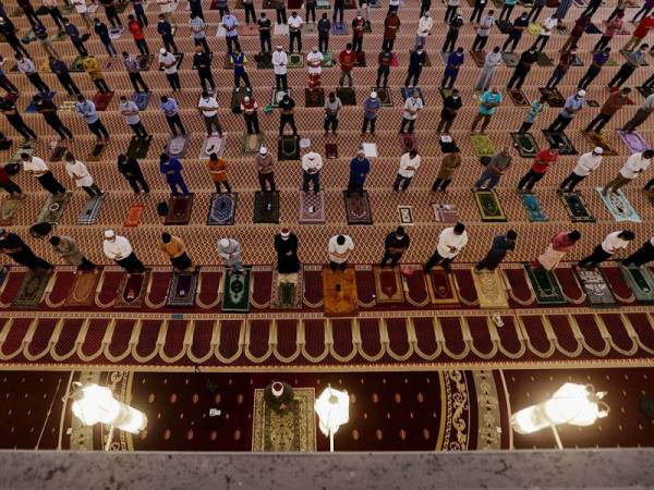 Orang ramai menunaikan solat Jumaat dengan mematuhi SOP ketika pelaksanaan PKPP. Gambar hiasan. - Foto Bernama