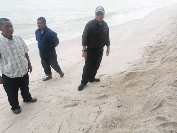 Noor Azman (kanan) ketika meninjau Pantai Puteri semalam.