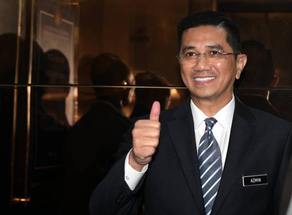 Mohamed Azmin menunjukkan isyarat bagus pada Majlis penyerahan Sijil ISO 37001:2016: Sistem Pengurusan Anti Rasuah di Menara MITI. -Foto Bernama