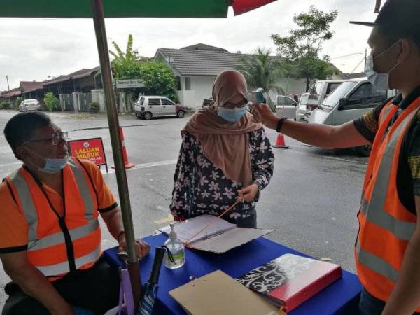 Orang ramai masih patuh SOP ditetapkan kerajaan ketika berkunjung ke Pasar Malam Halaman Meru Permai, Ipoh semalam.