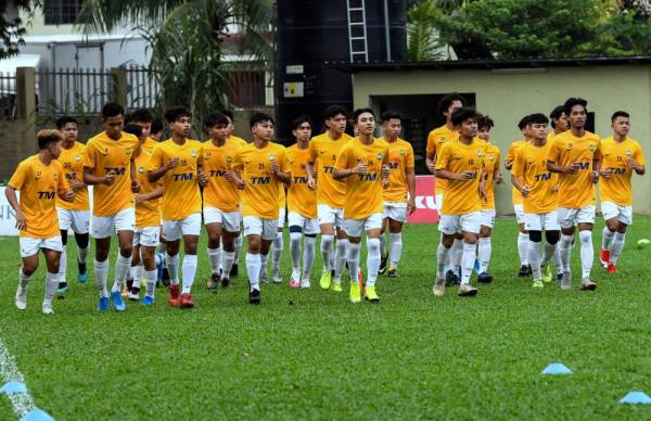 Pemain negara giat menjalani kem latihan pusat di Wisma Persatuan Bola Sepak Malaysia (FAM) hari ini.
