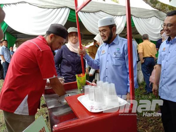 Nik Muhammad Zawawi (dua dari kanan) melihat produk berasaskan durian yang dijadikan aiskrim.