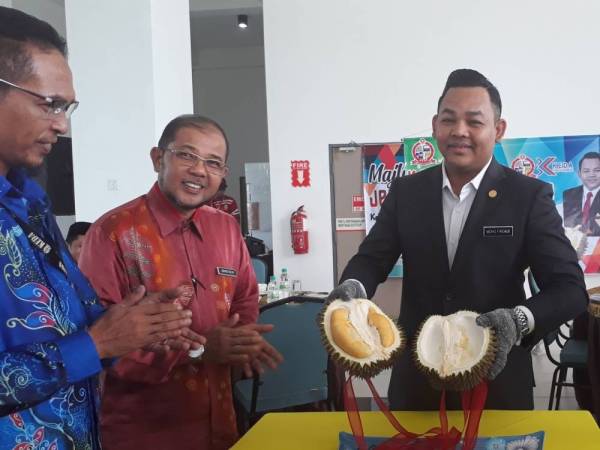 Firdaus (kanan) menunjukkan klon durian IOI yang dibawakan khas dari Kampung Bendang Man, Sik yang diusahakan oleh KGOC.