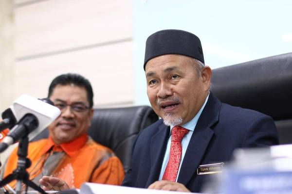 Tuan Ibrahim (kanan) dan Sulaiman (kiri) pada sidang media di Seri Negeri hari ini.