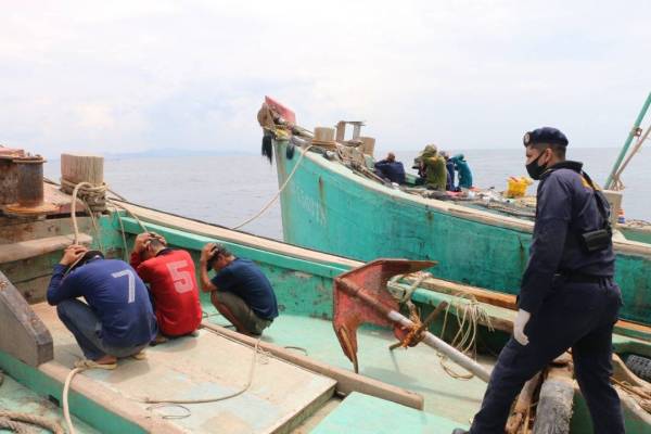 Antara tiga nelayan asing yang ditahan dalam operasi APMM. - Foto ihsan APMM Terengganu