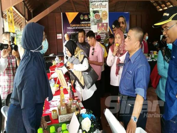 Saarani (dua dari kanan) melihat produk-produk usahawan di daerah Perak Tengah ketika mengadakan lawatan kerja ke daerah itu hari ini.